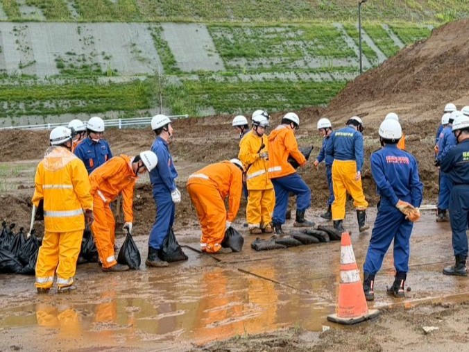 写真：土のう作成・積み土のう工法