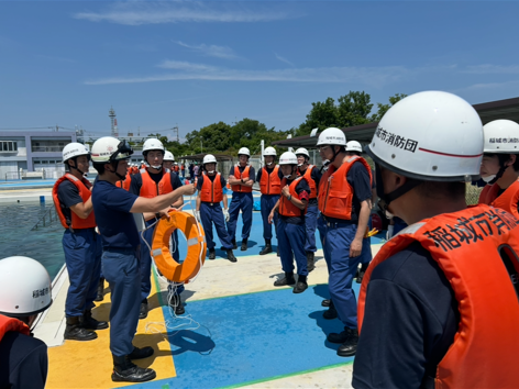 写真：浮環取扱い訓練の様子
