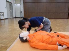 写真：反応（意識）の確認をする様子