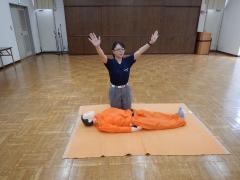 写真：大声で助けを呼ぶ様子