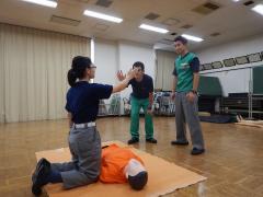 写真：119番通報とAEDの依頼をする様子