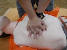 写真：手を組み、肘を伸ばす様子