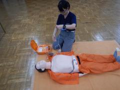 写真：AEDの電源を入れる様子