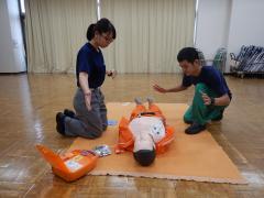 写真：除細動の実施