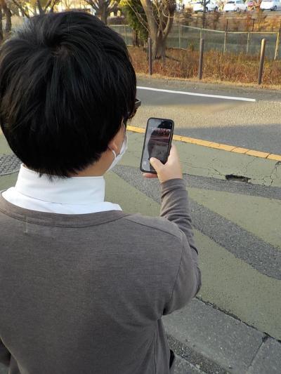 写真：損傷箇所の写真を撮影する様子