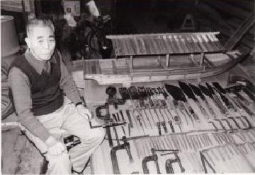 写真：和船づくりの道具類と久保井氏