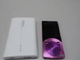 写真：モバイルバッテリー・音楽再生機器等