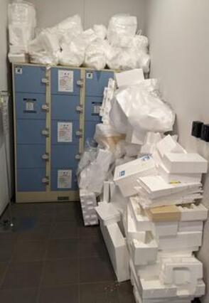 写真：ごみの不適切な出し方の例1