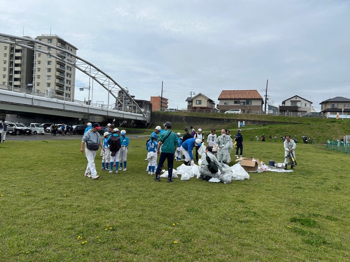 写真：北緑地公園周辺の清掃の様子