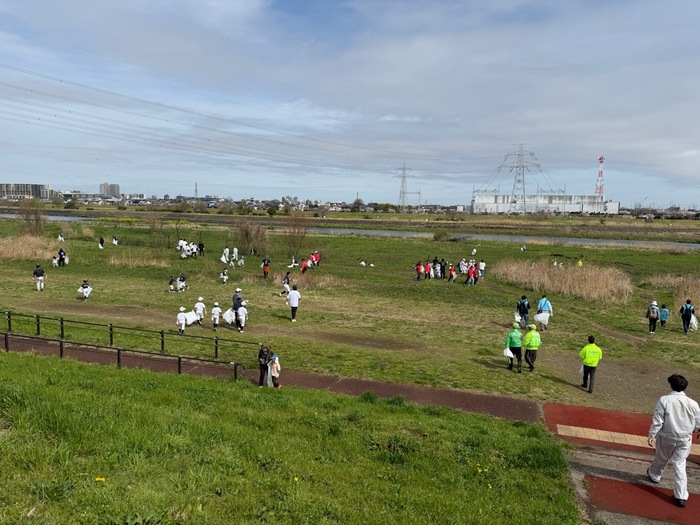 写真：多摩川緑地公園周辺の清掃の様子