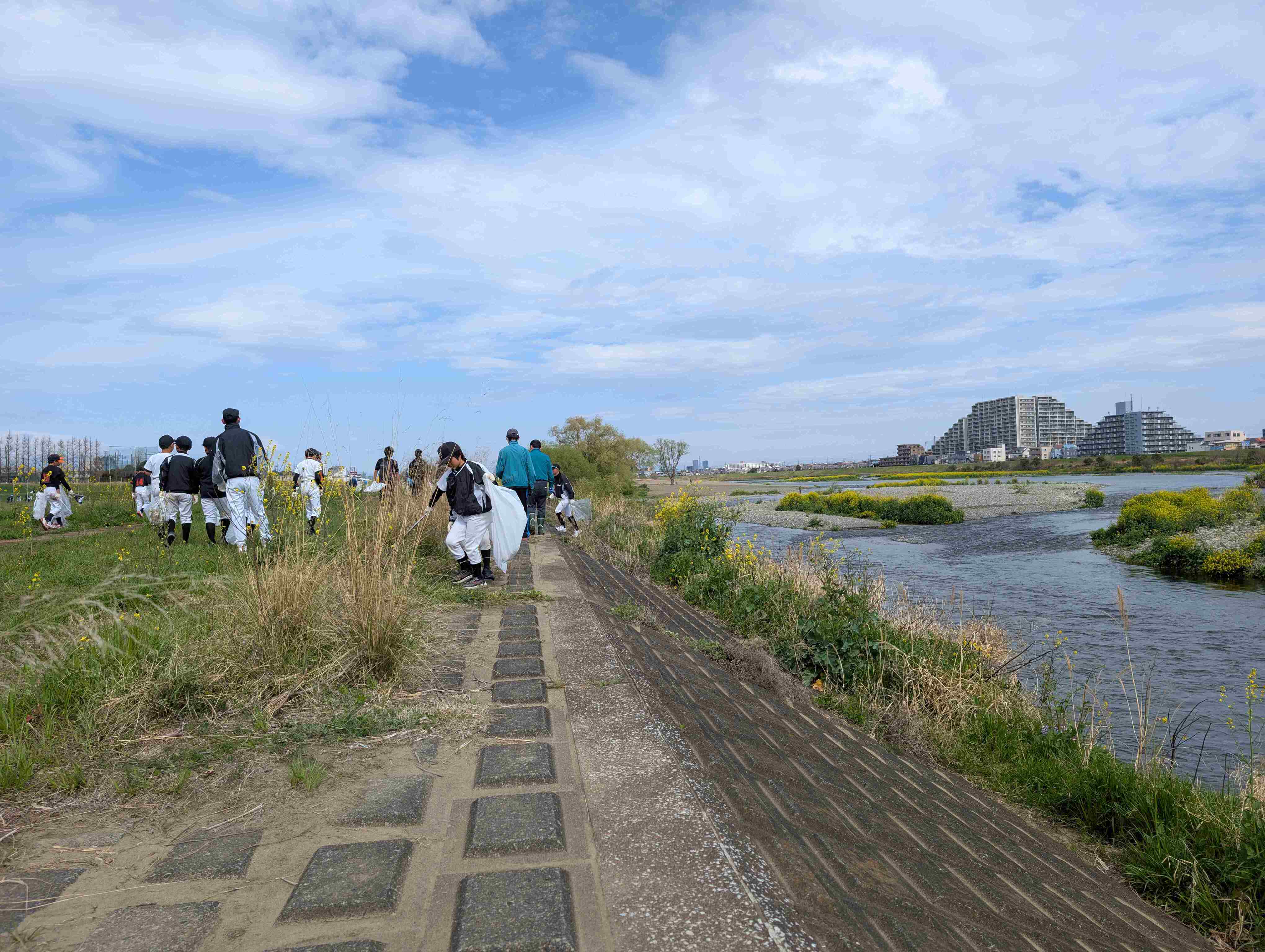 写真：多摩川緑地公園周辺の清掃の様子