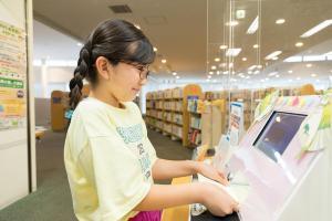 写真：読書通帳を利用する子ども
