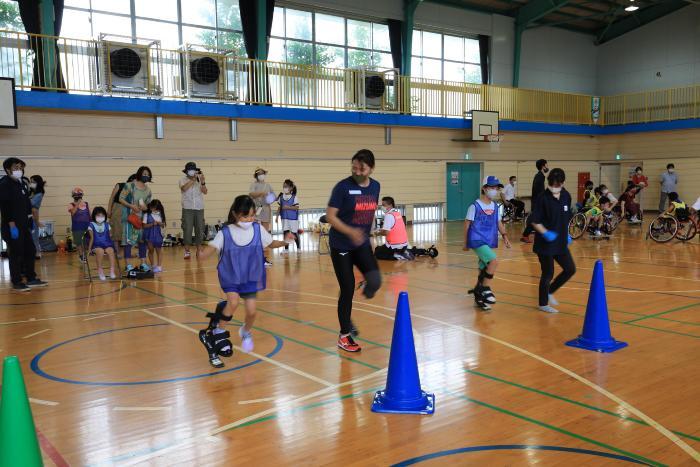 写真：義足体験の様子