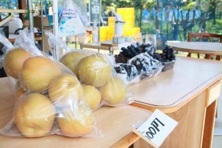 写真：梨とぶどうの販売の様子