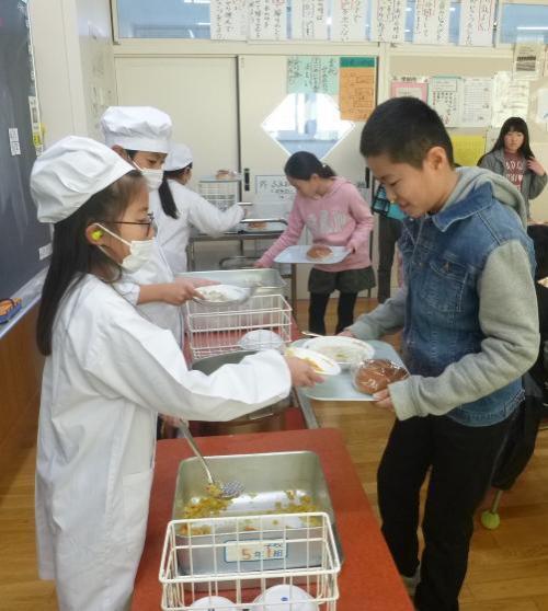 写真：配膳の様子2