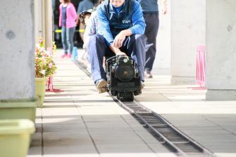 写真：走るミニSL