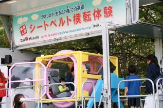 写真：シートベルト効果の体験車