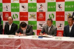 写真：締結式　署名の様子