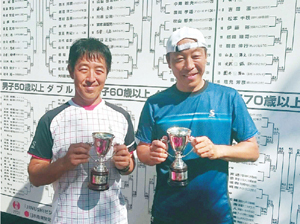 写真：トロフィーを持つ太田さん