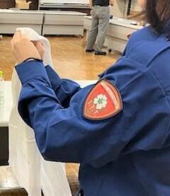 写真：腕に付いている認定証