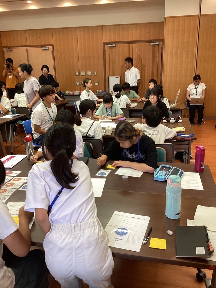 写真：各グループで話し合い