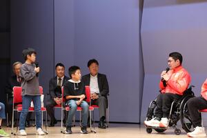 写真：七野選手と若葉台小児童