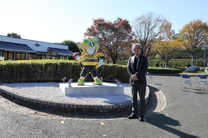 写真：大河原邦男氏と稲城市オリジナルキャラクターのモニュメント