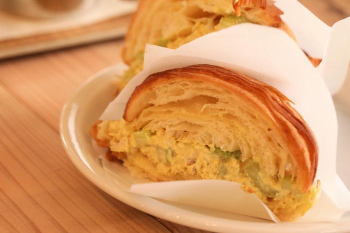 写真：チキンサラダサンドイッチ