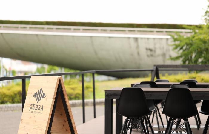 写真：テラス席とくじら橋