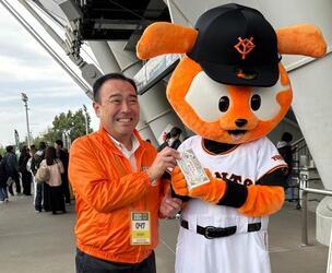 写真：ジャビットが昔ばなしまんじゅうを宣伝する様子