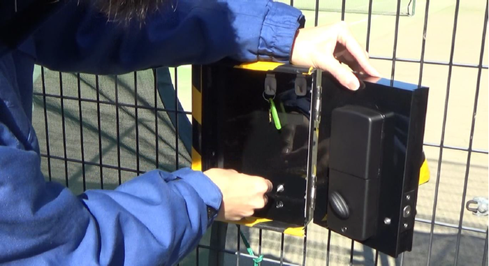 写真：鍵をキーボックスに戻す