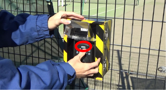 写真：横長のボタンを押して施錠する