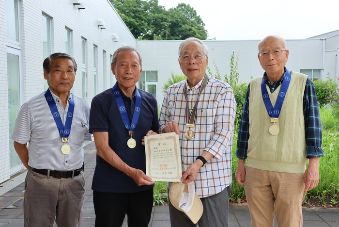優勝した4人の集合写真
