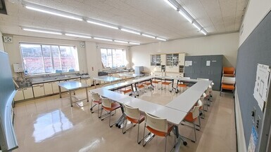 中央公民館　実習室の写真　前方から後方