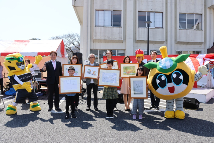 「第2回メカデザインコンテスト」表彰式の際の画像