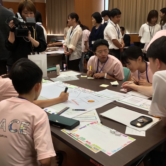 写真：発表ボード作成の様子2