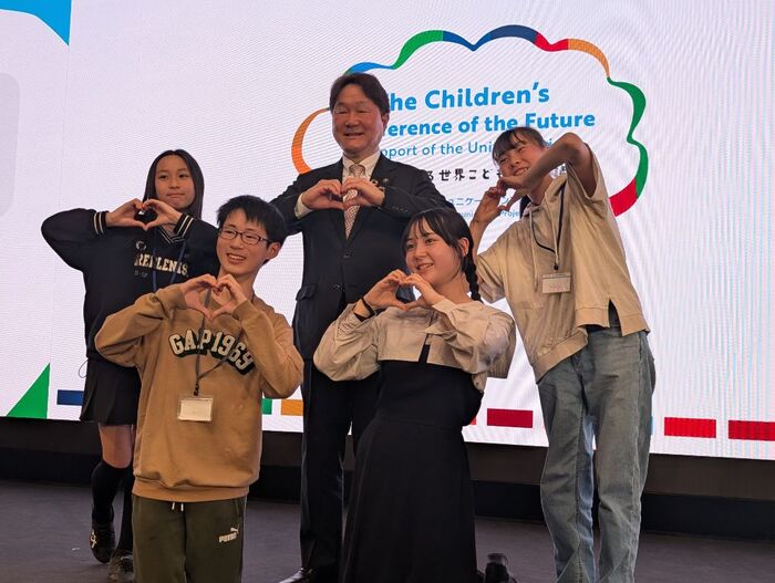 图片：市长高桥与稻城市代表的孩子们