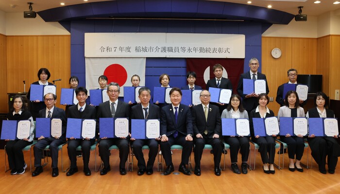 这是出席表彰仪式的18人与高桥市长和石田副市长的合影。