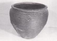 Photo: A jar containing a cylindrical vessel