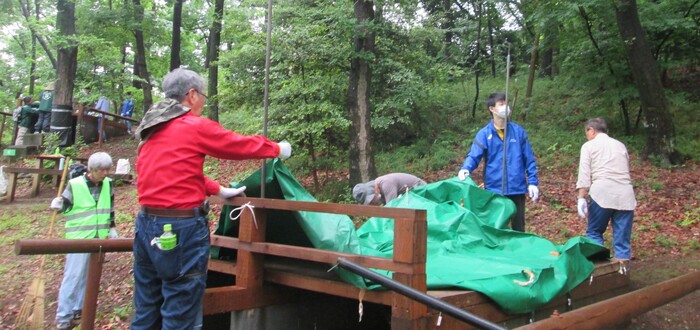 Photo: Tent setup work at Inagi Fureai Forest