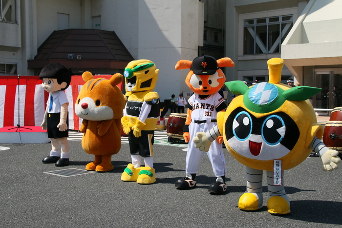 Inagi Nashinosuke & Onekan Warrior Inagi Pedalion and others (Photo session with characters)