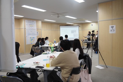 A scene of the lecture. The worksheet for the second session is posted on the wall.