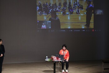 Deaf Report Meeting Scene 2