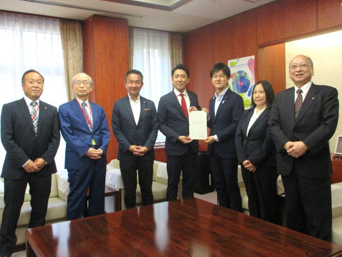 Submission of a written request to Agriculture, Forestry and Fisheries Minister Norikazu Suzuki