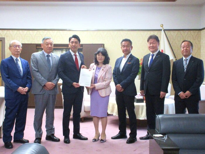 Scene of submitting a written request to Finance Minister Satsuki Katayama