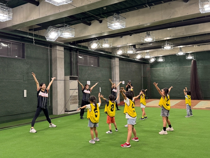 Fotos del Taller de Experiencias para Niños: "Presentación de baile de animadoras en el partido oficial de la Farm League"