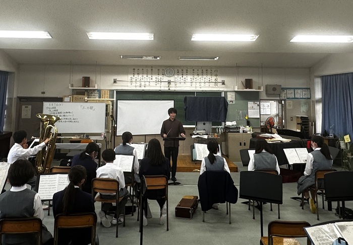 Imagen: Un instructor externo dirigiendo al club de música de viento