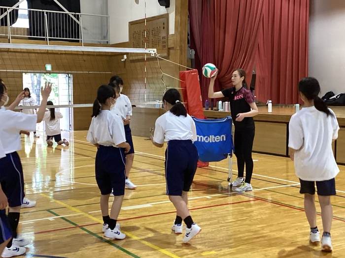 Imagen: Un instructor externo enseñando al club de voleibol