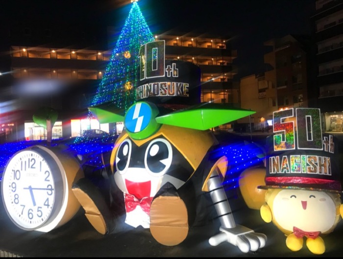 Imagen del reloj Nashinosuke en la Estación Yanokuchi durante el Festival Brillante frente a la Estación Yanokuchi en 2021