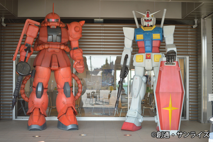Imagen del monumento de Gundam y del Zaku de Char